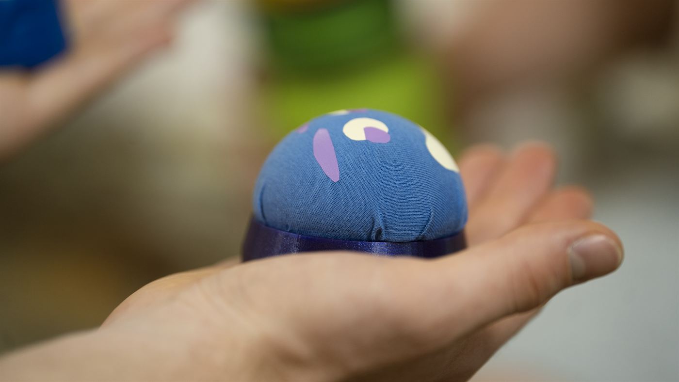 Der blaue Maupe-Kopf liegt in einer geöffneten Handfläche.